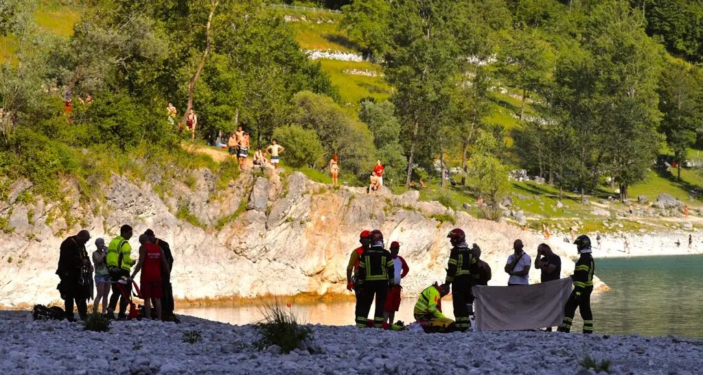 Tragedia nel lago di Tenno: annega un uomo, inutili gli immediati soccorsi