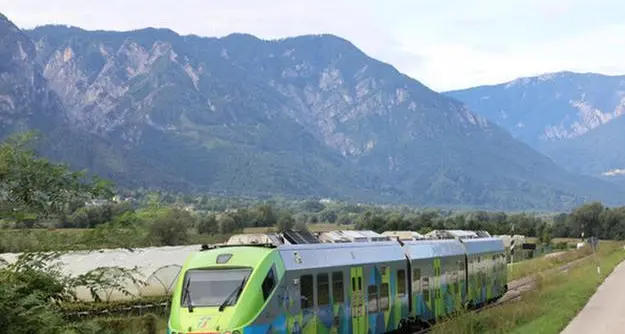 Valsugana, altri due mesi senza treni per Bassano: la ferrovia che di fatto non esiste più, e il cicloturismo «ammazzato»