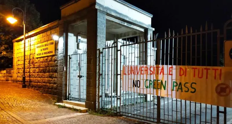 Striscioni degli «studenti trentino no-green pass» ai cancelli delle facoltà, in stile ultradestra (mittente: zio Tobia)