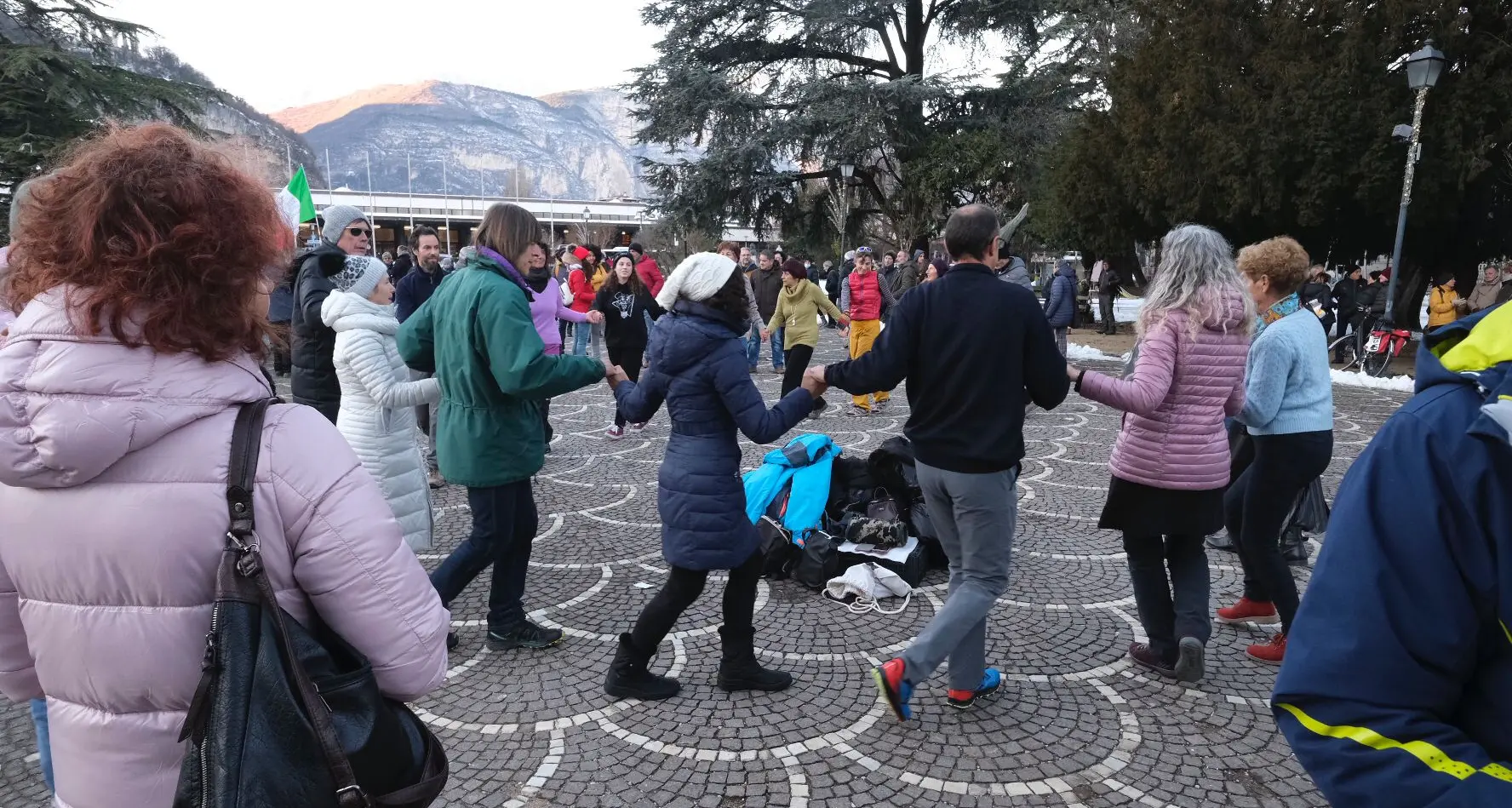 La protesta dei no-vax e no-green pass: oggi erano poco più di 300, gli «irriducibili» contro medici, giornalisti e governo