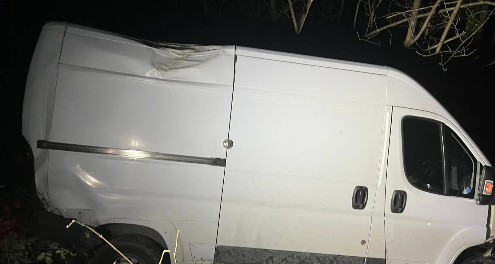 Furgone fuori strada a Pergine, due giovani al Santa Chiara in codice rosso