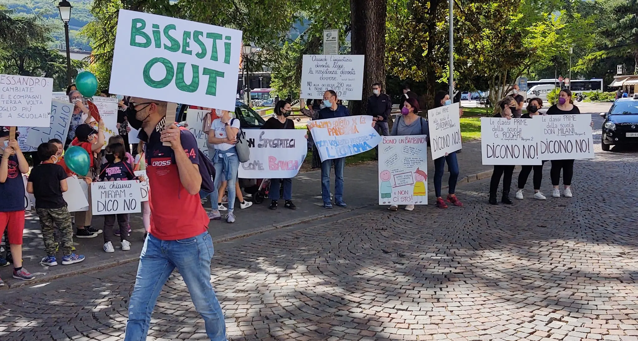 Classi «pollaio», la protesta sotto la Provincia di genitori e ragazzi