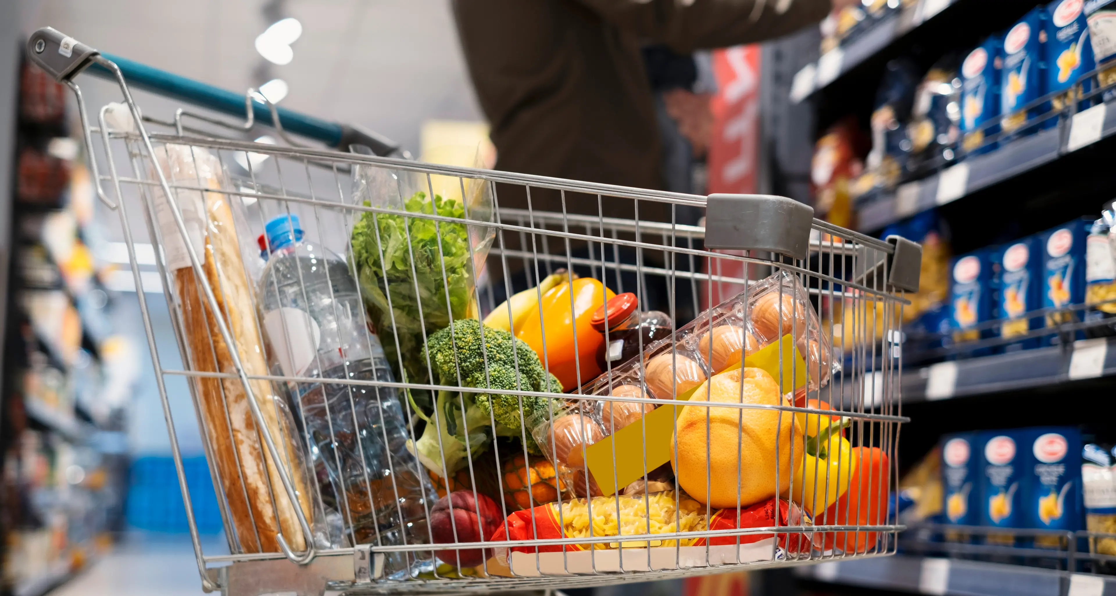 Tenta di rubare dei prodotti in un negozio di alimentari in zona Portela: 30enne fermato dalla polizia
