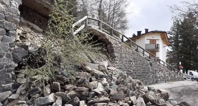Vetriolo, crolla un muro sulla strada, vietato il transito fra il bivio del Compet e le Terme