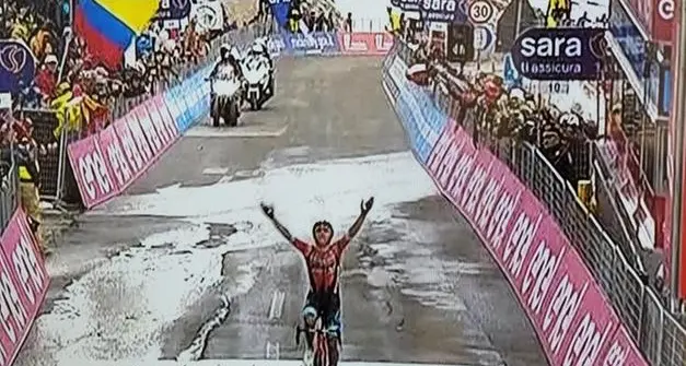 Giro d’Italia, il colombiano Buitrago vince la tappa delle Tre Cime