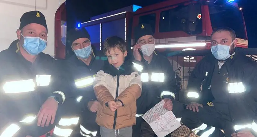 Letterina di Babbo Natale attaccata a un palloncino, «Vorrei un camion dei pompieri»: trovata in Val di Sella e i vigili del fuoco di Villamontagna...