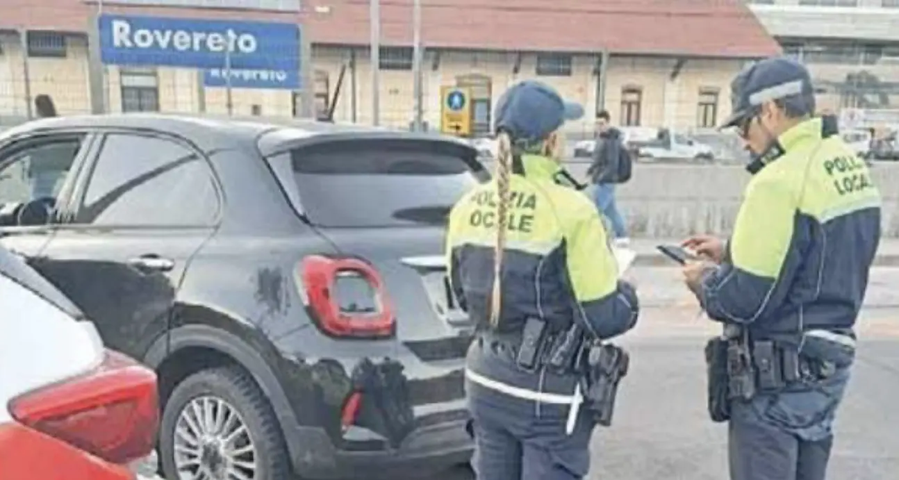 Acquista l'assicurazione ma è falsa: l’ignaro automobilista lo ha scoperto quando è stato controllato dalla Polizia locale
