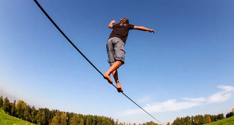 Cade dalla «slackline» e vola per otto metri: grave un trentatreenne altoatesino