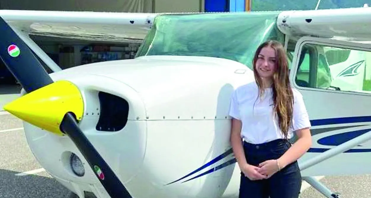 La più giovane pilota italiana è Alessia Gheser: a 18 anni ha coronato il suo sogno