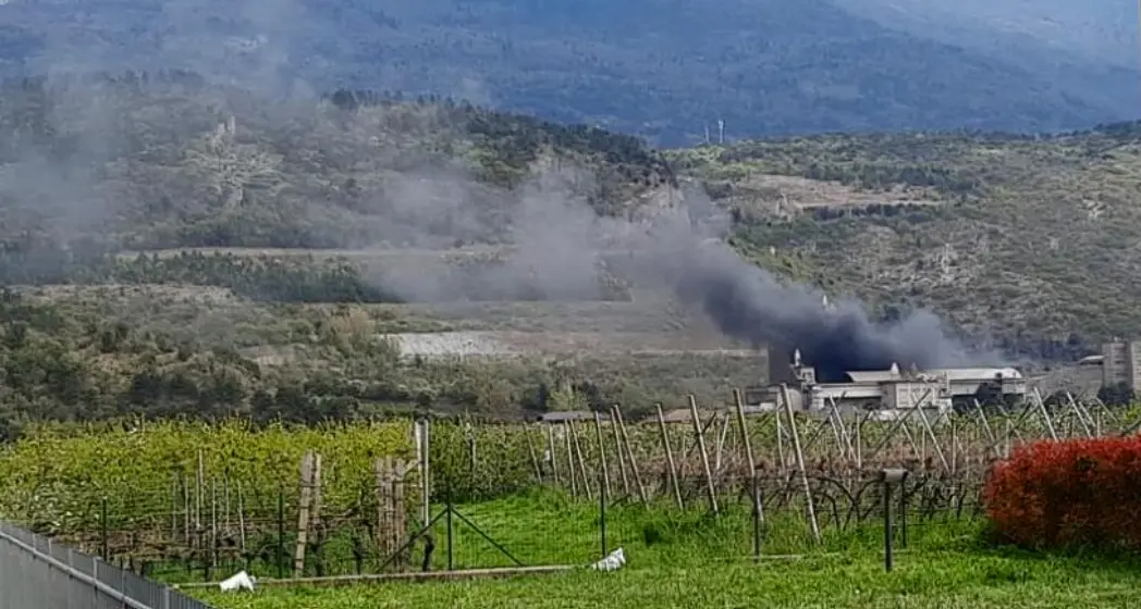 Il nuvolone dal cementificio, il Comitato Valle dei Laghi attacca: «Hanno riacceso i forni senza dirlo, disattese tutte le richieste»