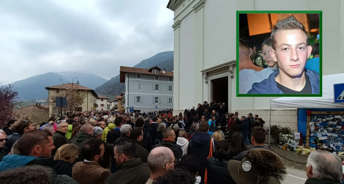 Una valle in lacrime per l’ultimo saluto a Andrea Papi, il ragazzo di ucciso dall’orso: “Mai più tragedie simili”