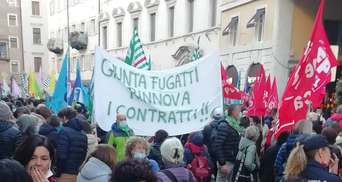 Manifestazione del pubblico impiego, Fugatti snobba la delegazione e manda Spinelli, ma i sindacati si alzano e vanno via