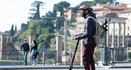 Parlamento studia la stretta sui monopattini: si pensa di vietarli ai minori