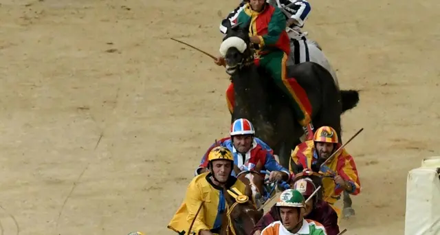 Palio Siena:lievi infortuni ai cavalli,escluse Istrice e Civetta