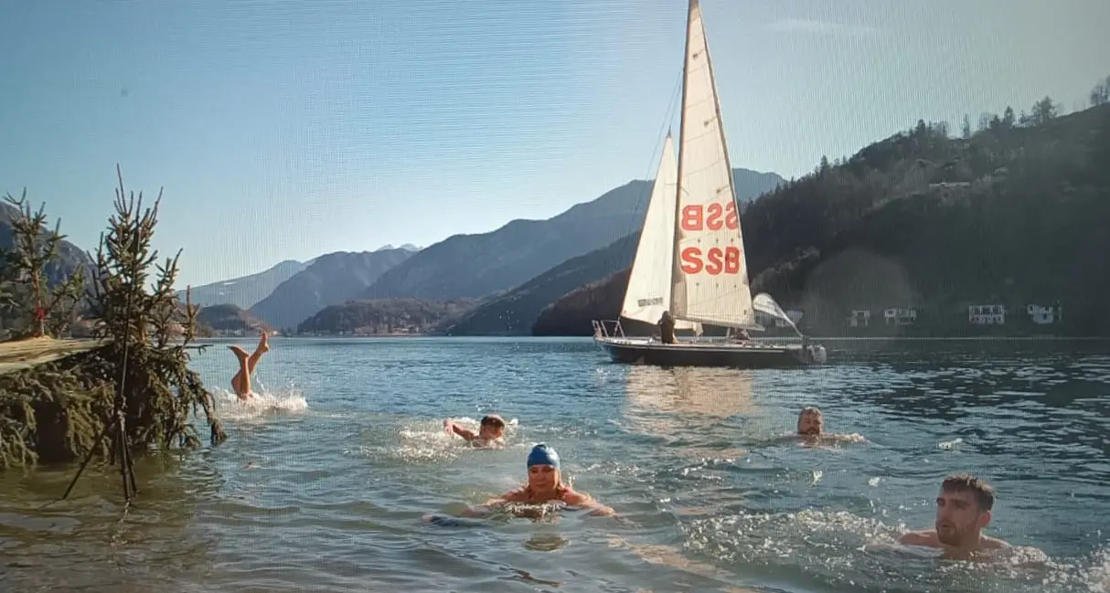 “Tuffo della Merla”: come da tradizione nelle acque del lago di Ledro è uno spettacolo unico