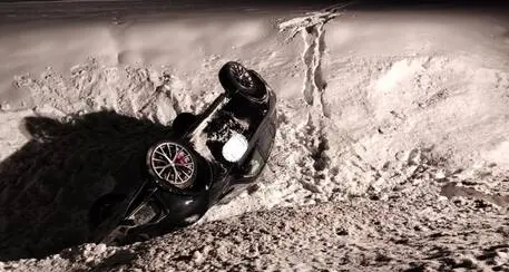 Porsche fuori strada durante test drive a San Vigilio: l’incidente ieri sera, nessun ferito