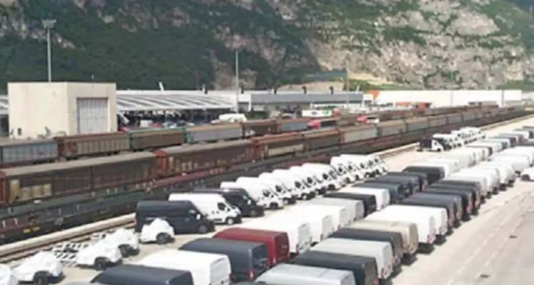 Più treni per «alleggerire» il Brennero: A22 sempre più in difficoltà per il cantiere al ponte Lueg