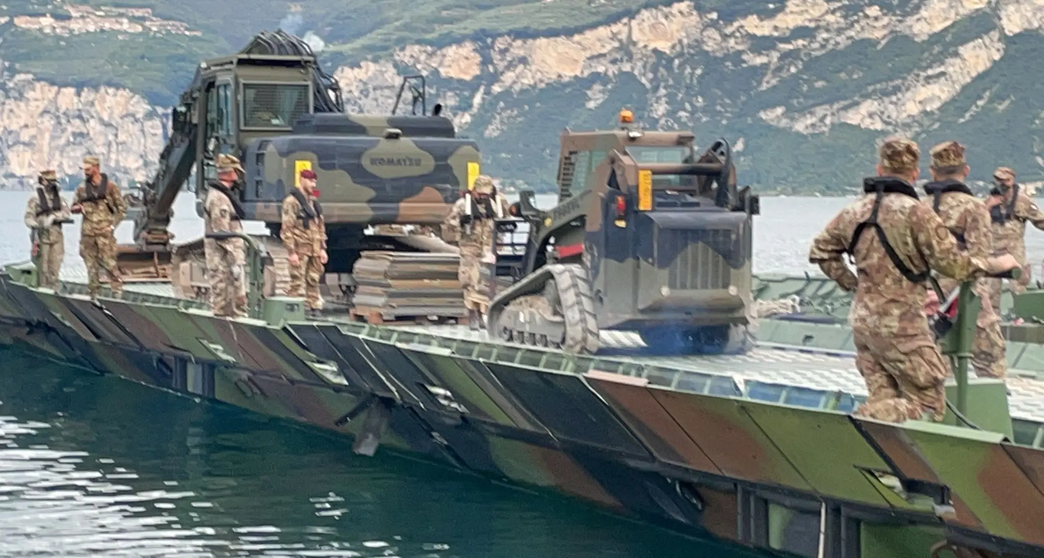 Domani si rimuove la bomba d’aereo nel lago di Garda: mega-operazione, con Marina ed Esercito ed anche un grande pontile