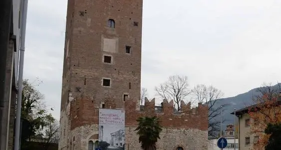 Si aggira con una scacciacani per il centro di Trento aggredisce i carabinieri: in arresto un 40enne