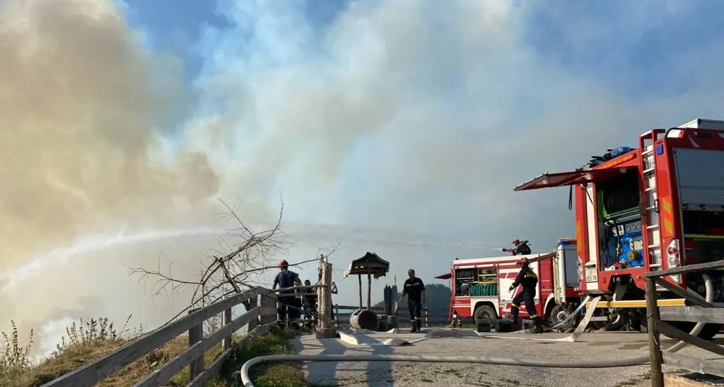 Incendio in Panarotta, ieri sera a Kamauz il ringraziamento a tutti i pompieri