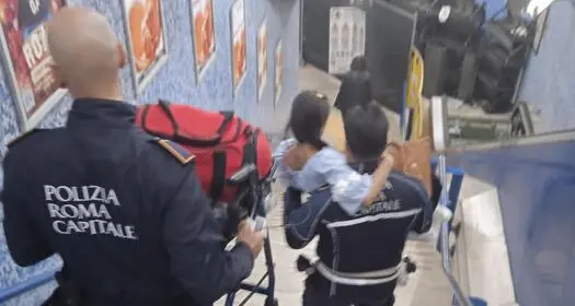 Sogna di visitare il Colosseo, ma la scala mobile è rotta: disabile portata in braccio dai vigili