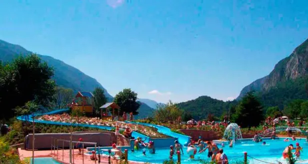 Bimbo rischia di annegare in piscina a Molveno: salvato da due ragazzine, e ora i genitori le vogliono ringraziare