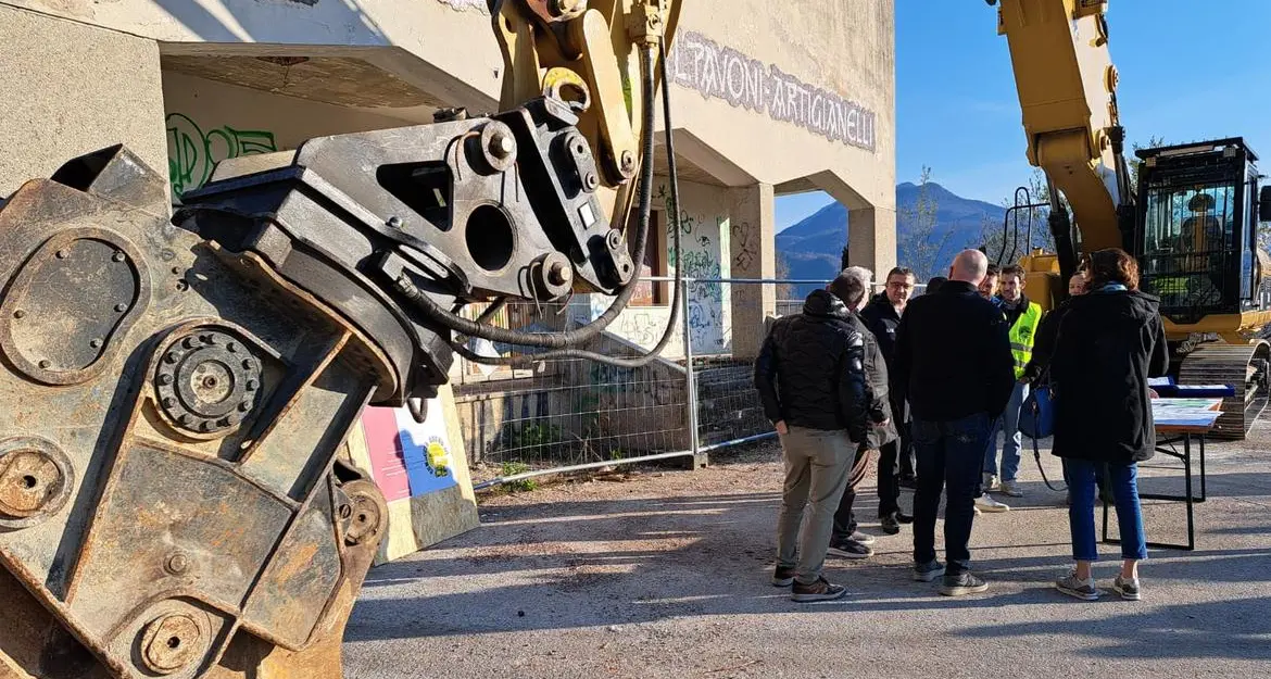 Susà di Pergine, ruspa in azione: al via la demolizione degli ex Artigianelli