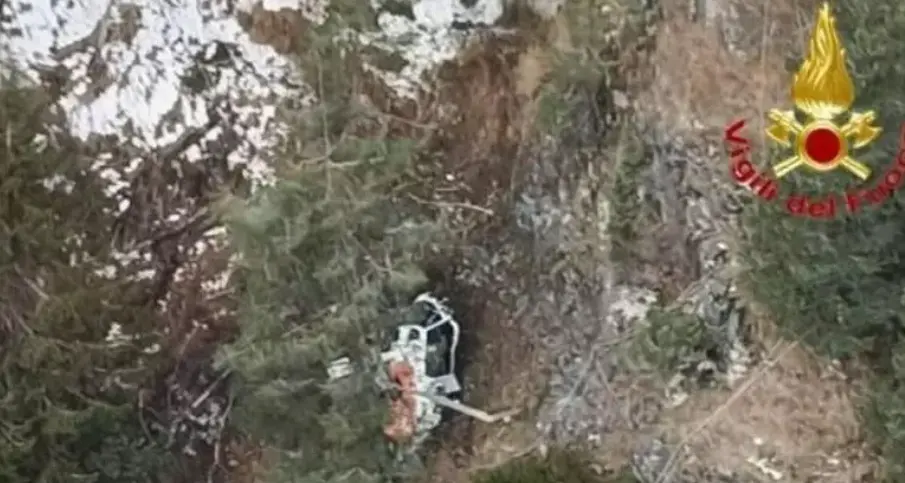 Elicottero precipitato in montagna, morto uno dei passeggeri