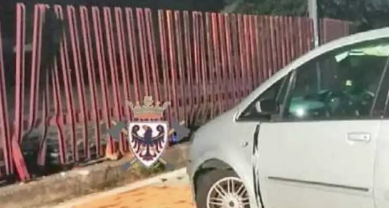 Fuga dopo lo scontro con l'auto: la vettura è stata trovata vuota