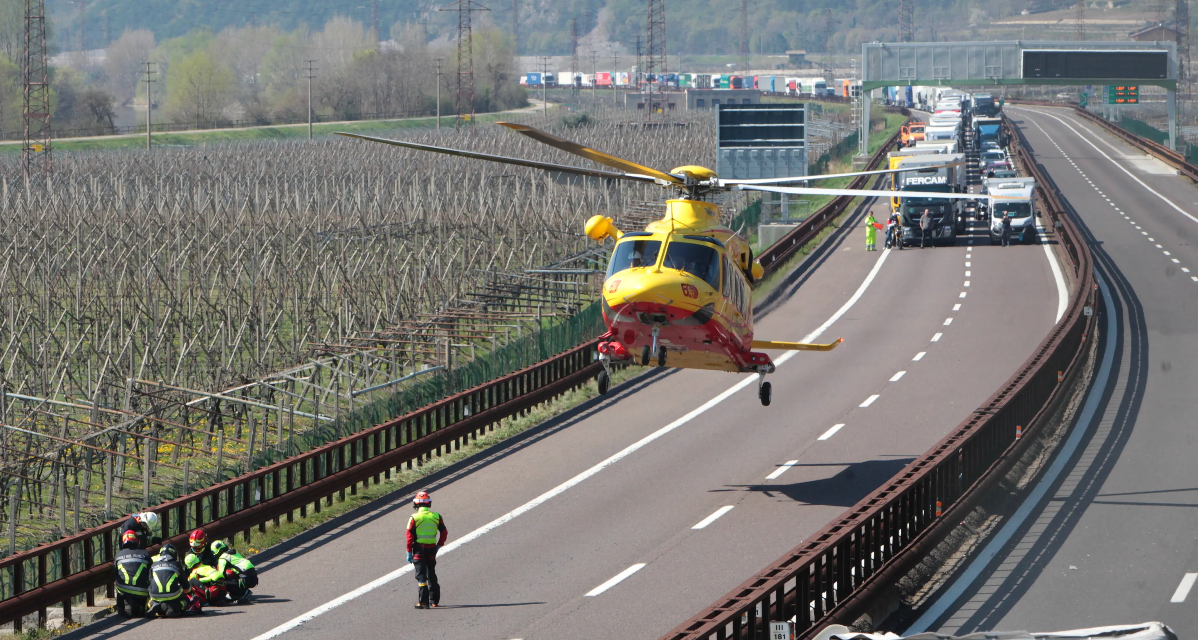 Furgone contro il Tir in A22, è morto l'autista: l’incidente uguale a quello avvenuto la mattina e nella coda un altro grave tamponamento