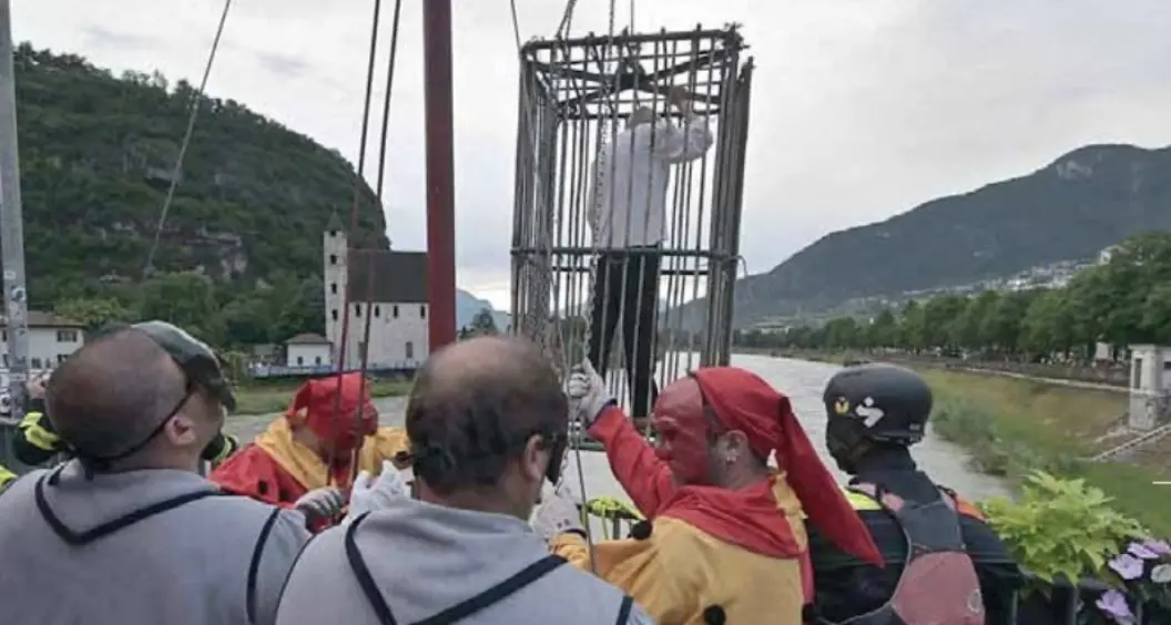 Feste Vigiliane, la tonca: nell’Adige finiscono Fugatti, Ianeselli e gli animalisti estremi