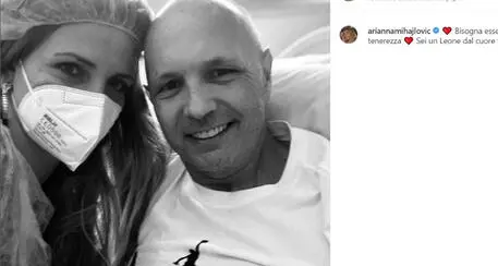 Mihajlovic in ospedale, la moglie con lui condivide la foto: “Sei un leone”