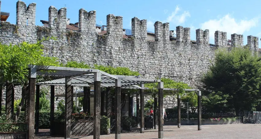 Inizia il restauro per restituire l'originaria bellezza alle mura duecentesche di piazza Fiera