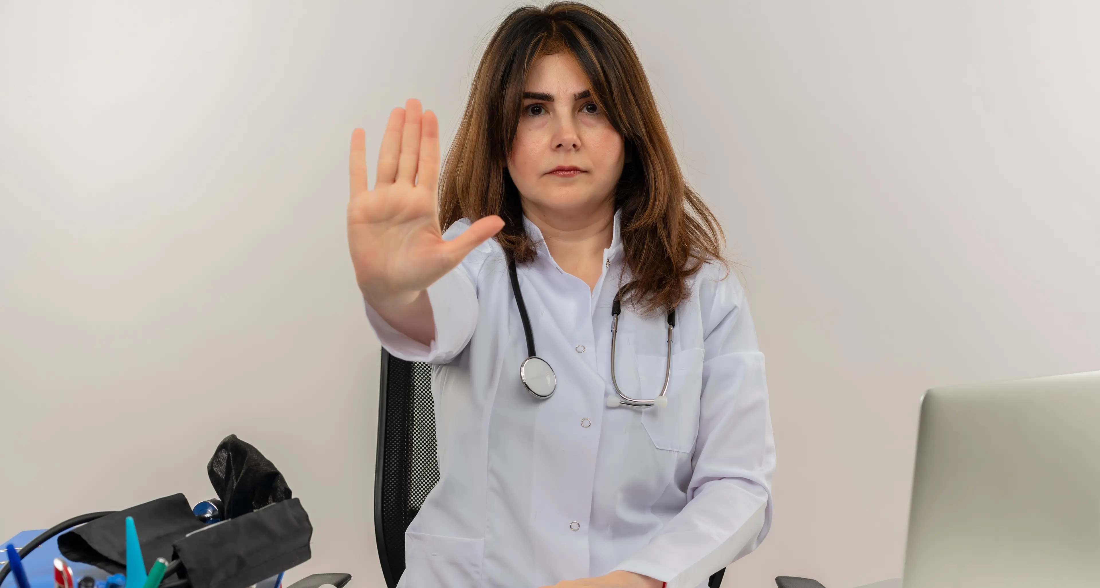 Si reca alla Guardia Medica e aggredisce la dottoressa, l’assessore Tonina: «Inaccettabile, porteremo il tema al Comitato per la sicurezza»