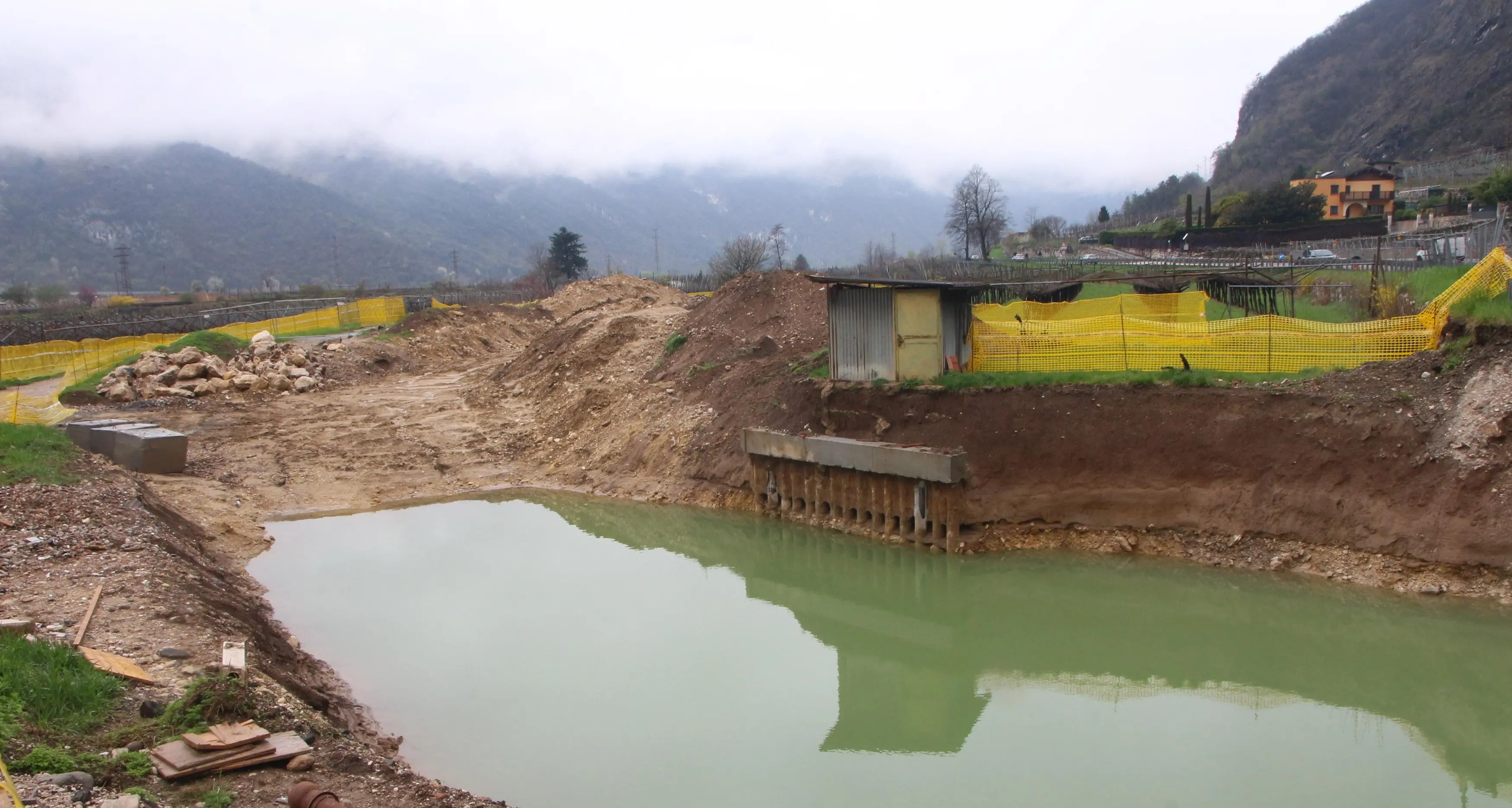 Mori: il nuovo sottopasso è un lago, lavori fermi da 4 mesi e mezzo e i costi salgono vertiginosamente
