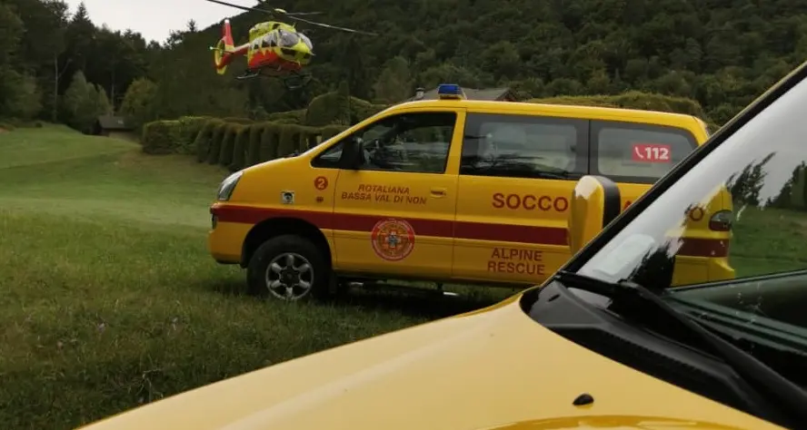 Incidente nei boschi sopra il Sauch, ferito un cinquantenne mentre fa legna, prelevato dall'elicottero