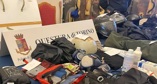 Corteo anarchico: 47 denunce per i disordini a Torino