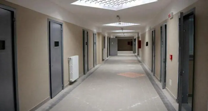Aggressione nel carcere di Trento: due agenti feriti da un detenuto