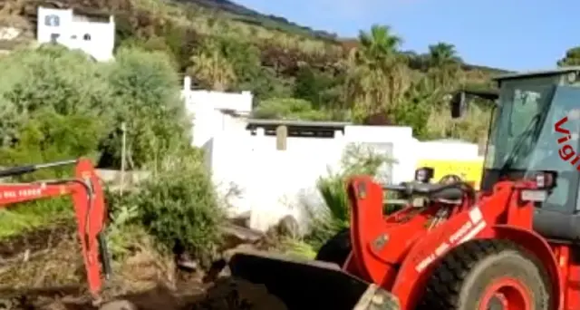 Stromboli: vigili fuoco in azione per liberare strade da fango