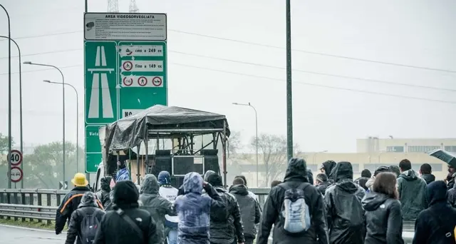 G7: corteo contro vertice, bloccata la tangenziale a Venaria