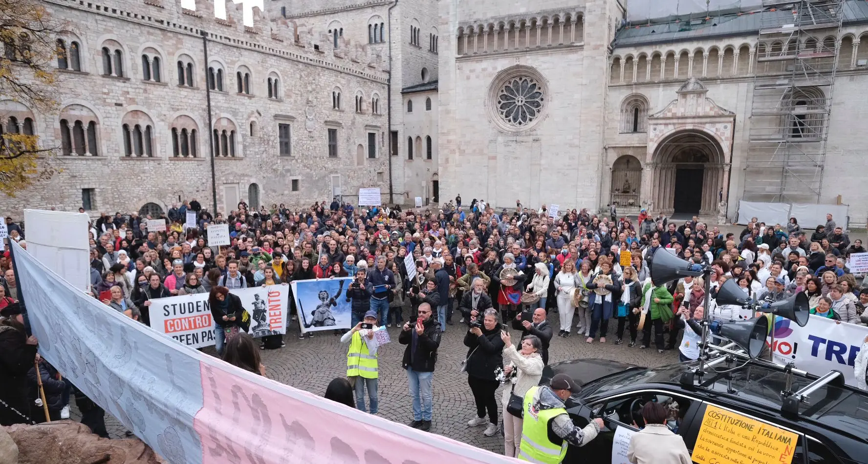 Anche oggi più di mille «no green pass» in piazza a Trento, manifestazione da piazza Dante a piazza Duomo