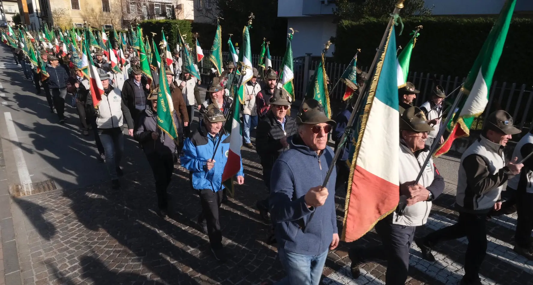Mezzocorona, la sfilata degli alpini in occasione dell’assemblea sezionale annuale