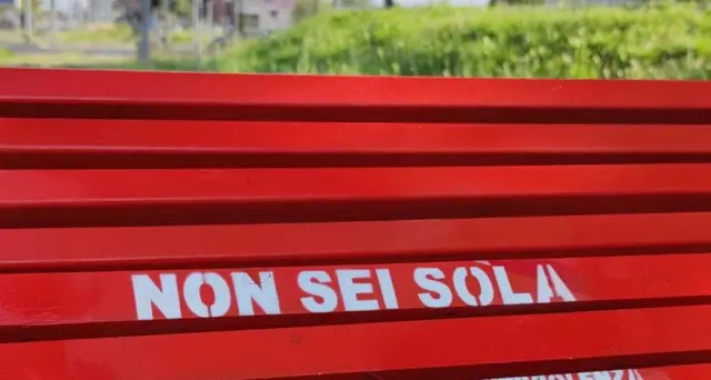 Violenza donne: a Milano le panchine rosse diventano palco