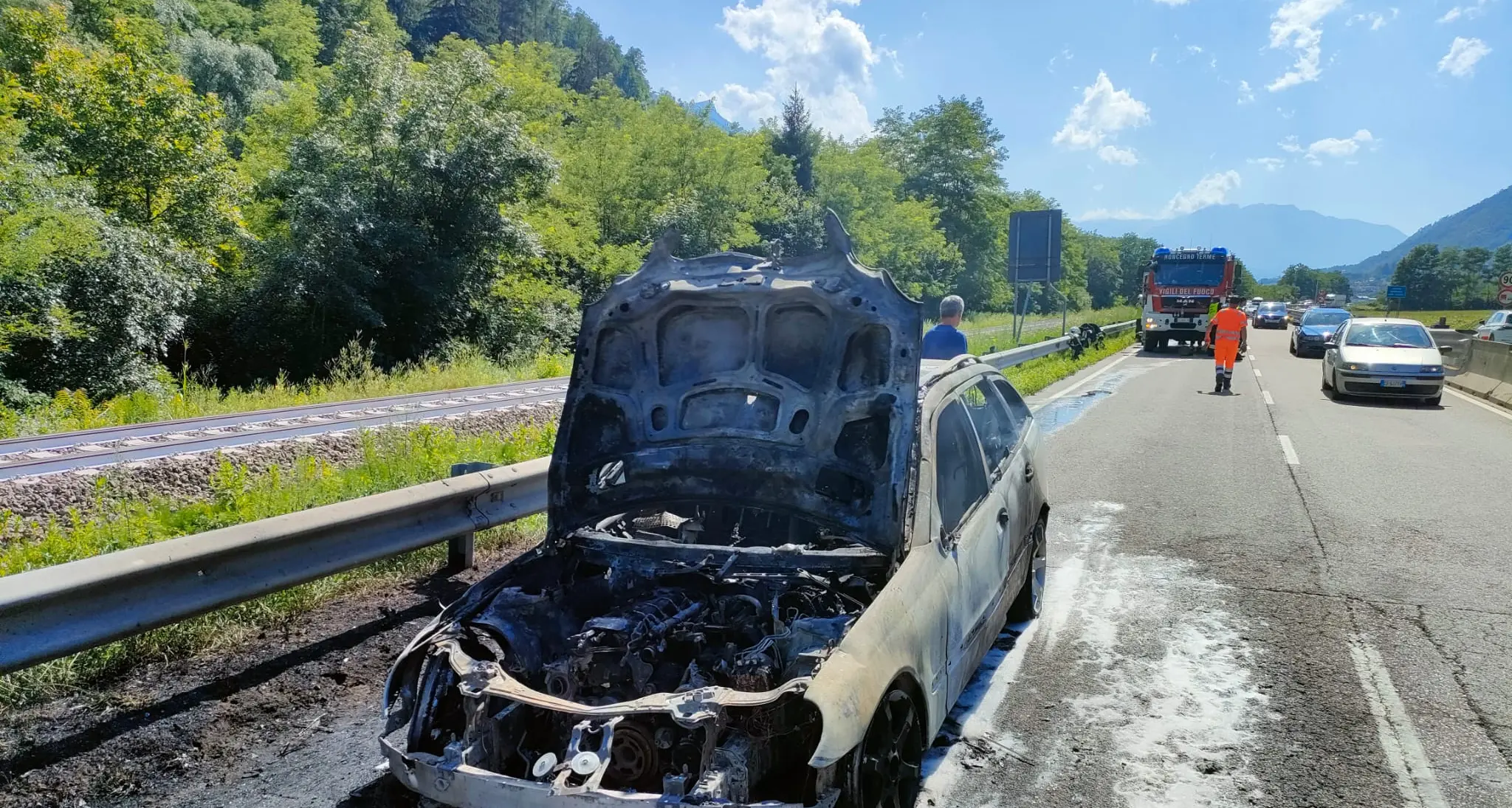 Roncegno, auto in fiamme lungo la statale 47 della Valsugana: nessun ferito