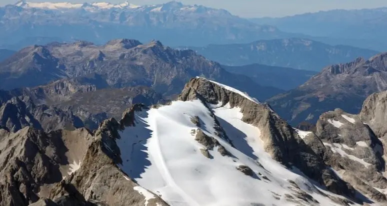L'ultima follia in alta quota: giù dalla Marmolada con il monociclo