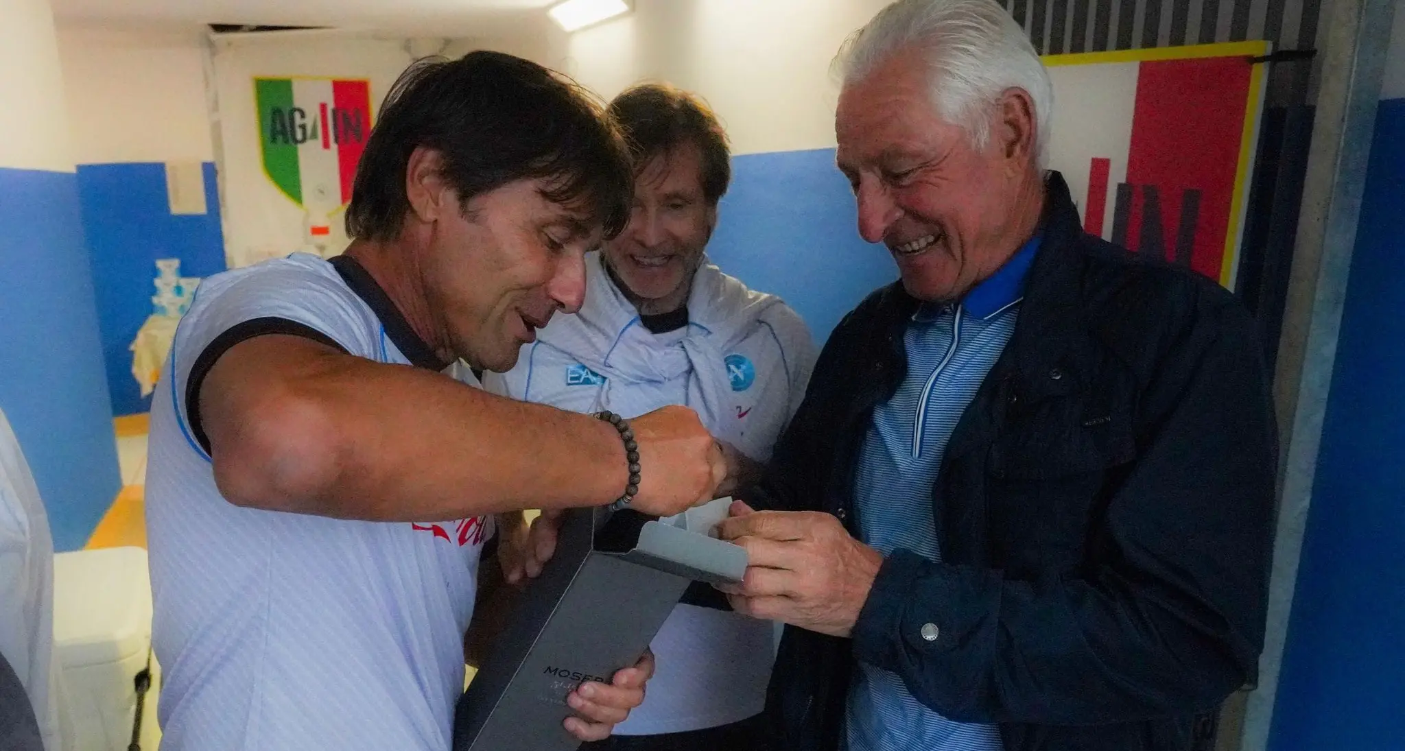 Francesco Moser al ritiro del Napoli: battute e sorrisi con Antonio Conte