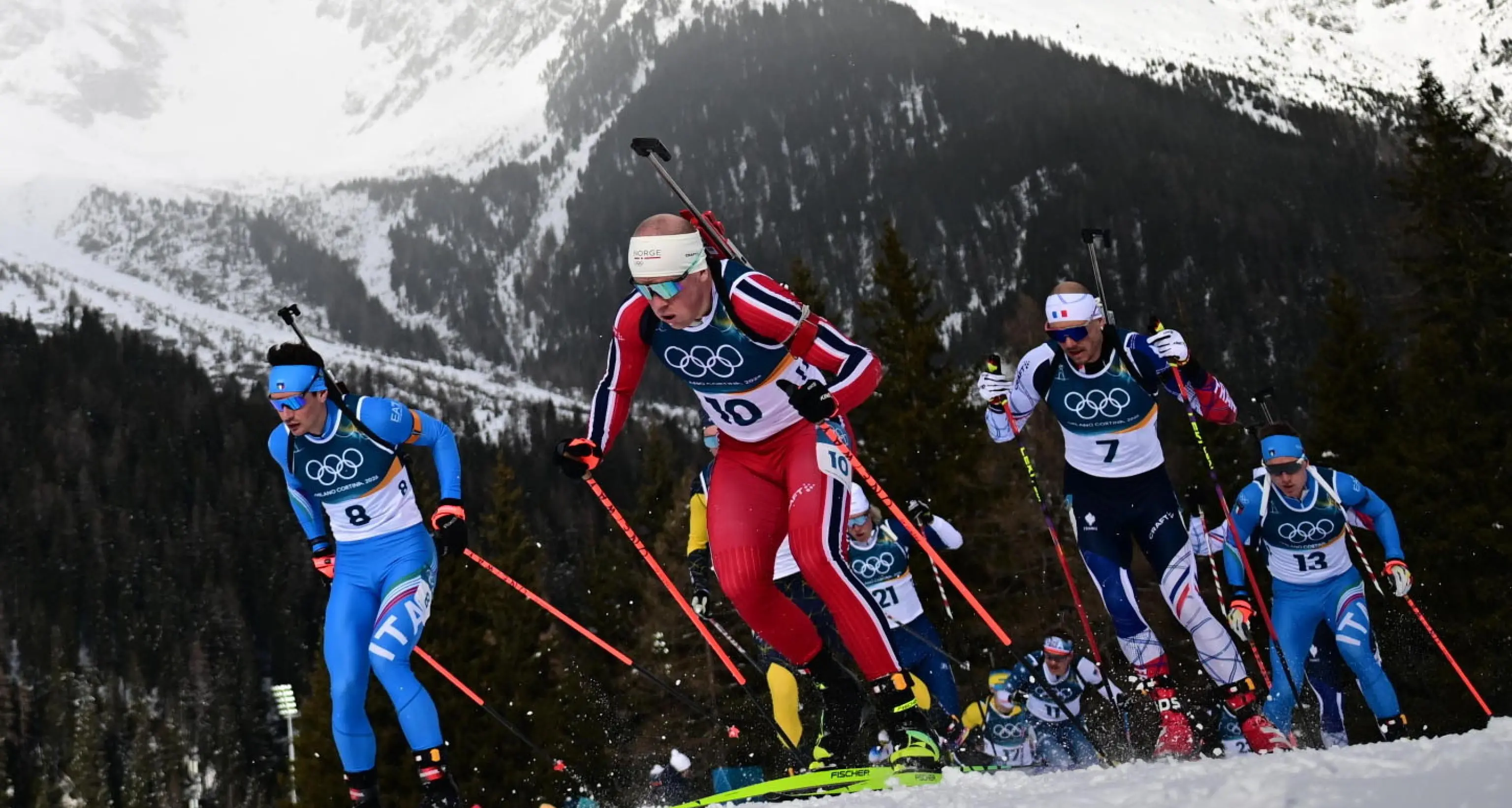 Era in testa alla mass start di biathlon: Giacomel si ritira
