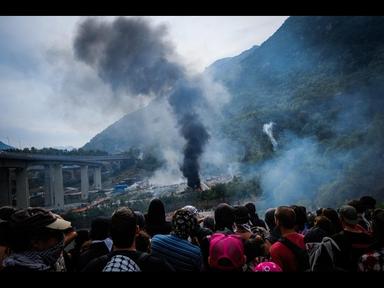 Cantiere ferroviario in valle alpina con segni di danneggiamento dopo manifestazione No Tav, immagine di approfondimento