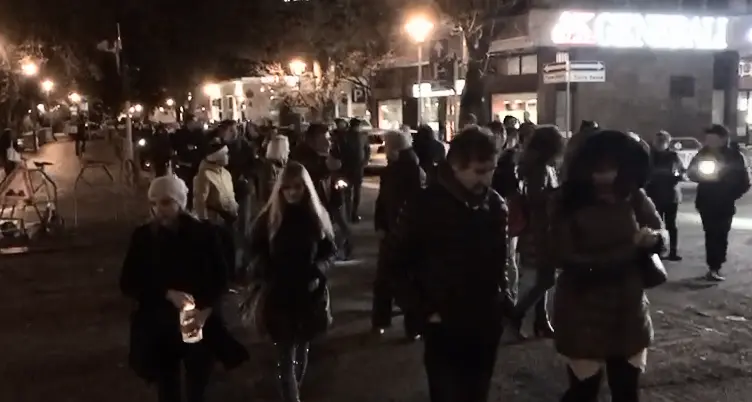 Da sabato non potranno più fare cortei, oggi i «no green pass» in manifestazione da piazza Duomo a piazza Dante, ma erano poche centinaia – VIDEO
