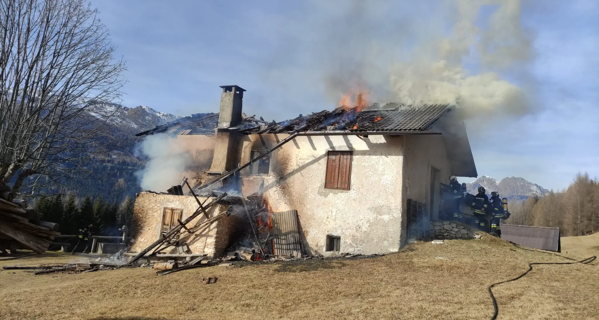 In fiamme l'antico Maso Negrelli in Primiero, quasi certamente un rogo doloso, un pompiere ferito